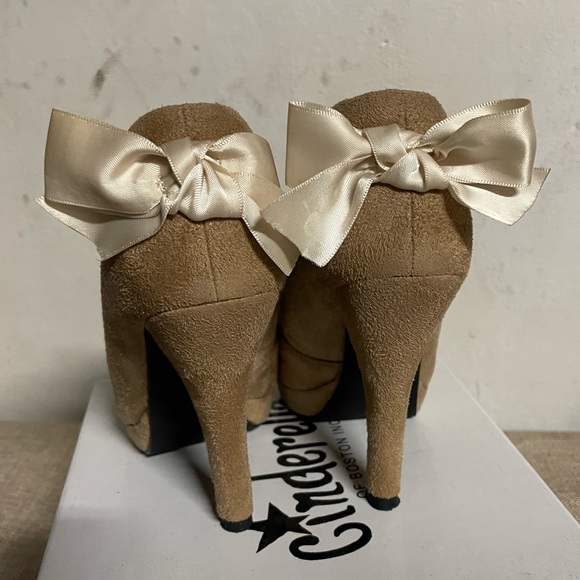Cinderella of Boston tan suede heels with peep toe and bow detail 3W - Picture 2 of 6